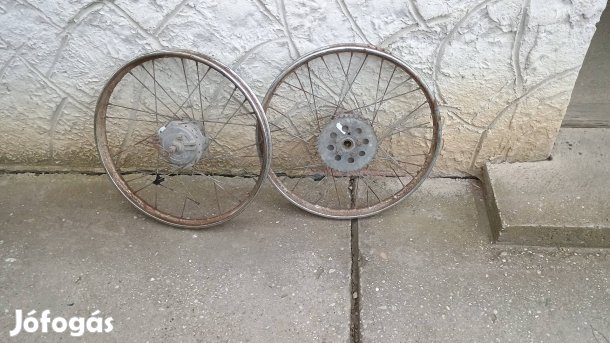 Komar kerék 2db.