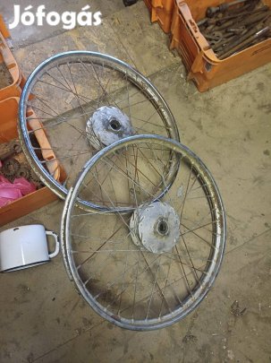 Komár kerék eladó.