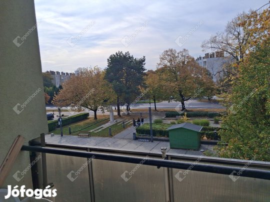Komárom Jókai téren eladó 2 emeleti erkélyes lakás