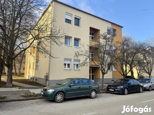 Komárom, 1+1 szobás tégla lakás eladó