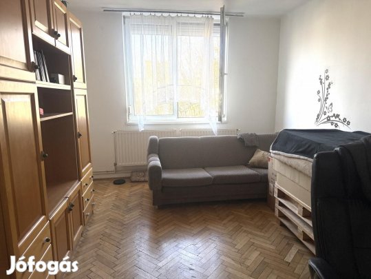 Komárom, 1 szobás tégla lakás eladó