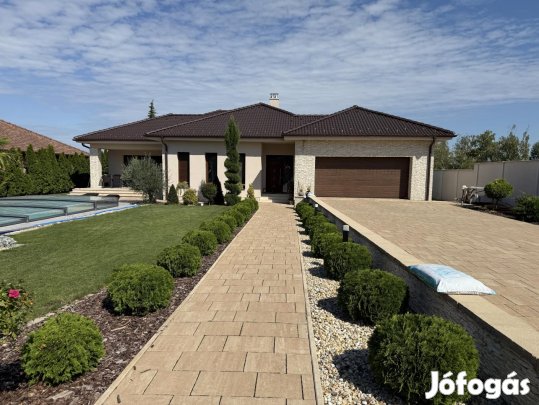 Komárom, 4 szobás családi ház eladó