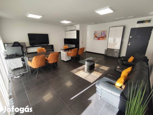 Komárom belvárosi üzlethelyiség