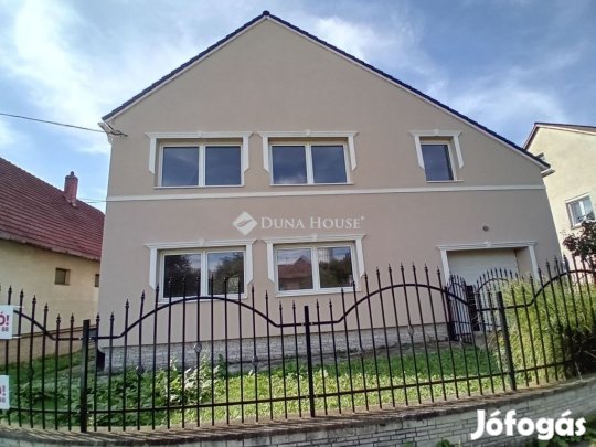 Komáromi 200 nm-es ház eladó