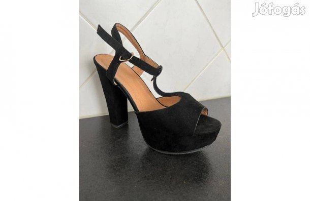 Komer fekete színű velúr női platform magassarkú szandál 37