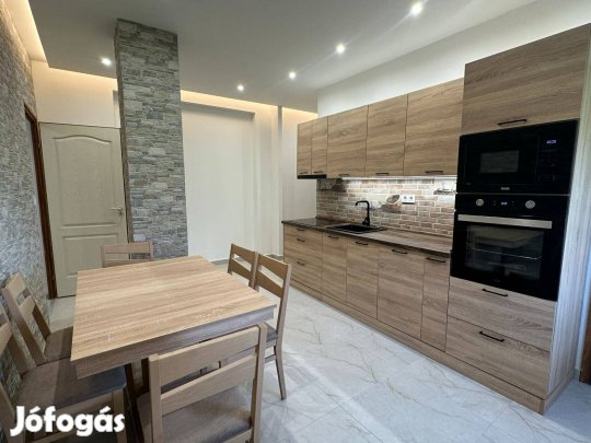 Komló-Belvárosban felújított lakás eladó