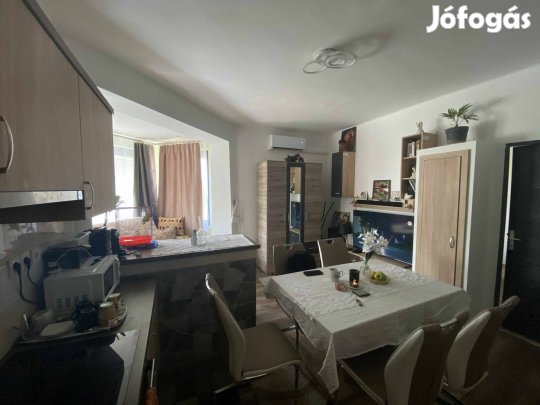 Komló-Belvárosban felújított lakás eladó