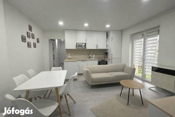 Komló-Kökönyösben felújított, francia erkélyes lakás eladó