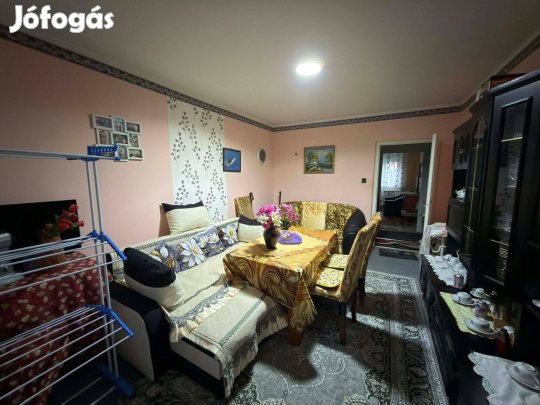 Komló-Körtvélyesben erkélyes lakás eladó