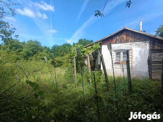 Komló-Külterületen üdülőház eladó