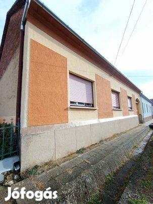 Komló-Mecsekfaluban családi ház eladó