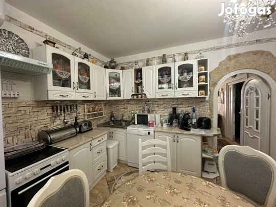 Komló-Piramisházban jó állapotú lakás eladó