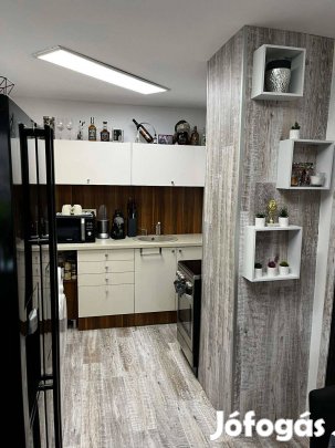 Komló-Szilvásban felújított garzon lakás eladó