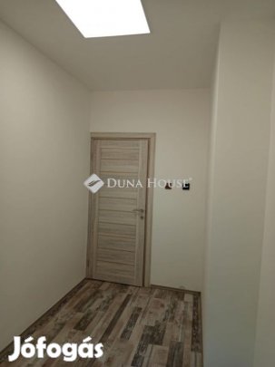 Komlói 56 nm-es lakás eladó