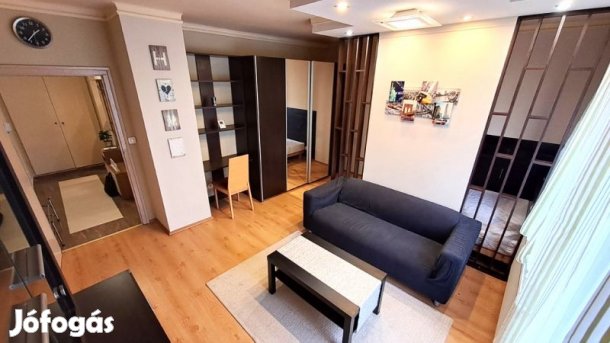 Komlói úton felújított tégla lakás eladó!