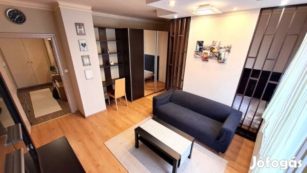 Komlói úton felújított tégla lakás eladó!