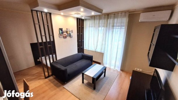 Komlói úton felújított tégla lakás eladó!
