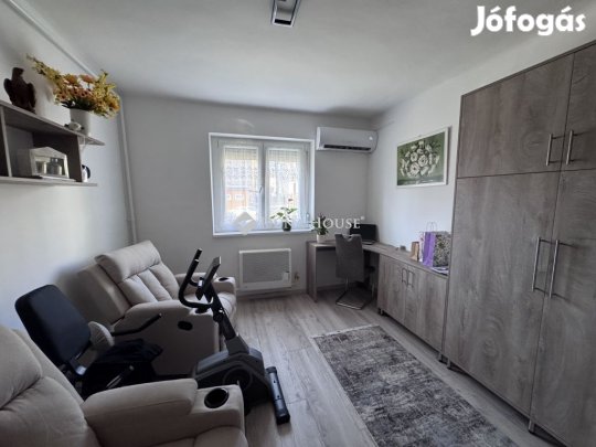 Komlón Petőfi téren szép garzon lakás