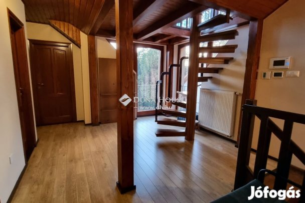 Komlón, a sikondai tónál gyönyörű ház