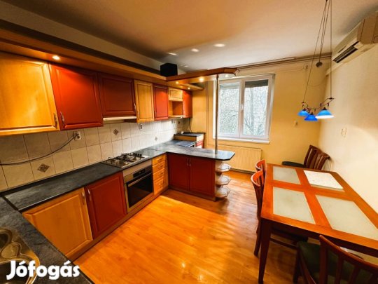 Komlón, eladó egy 86 m-es, 3 szobás, felújított lakás!