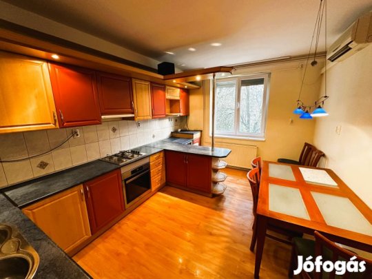 Komlón, eladó egy 86 m-es, 3 szobás, felújított lakás!