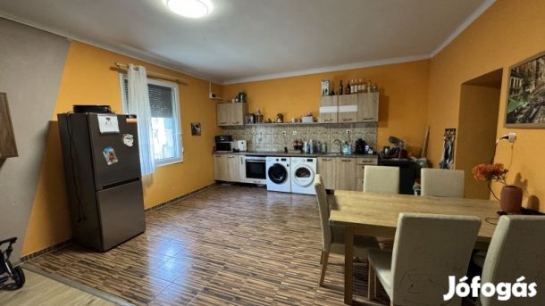 Komlón egy 73 m2-es 2,5 szobás lakás eladó!