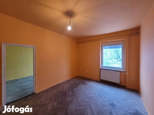 Komlón eladó egy 52 m-es, 2 szobás tégla lakás