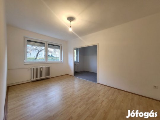 Komlón teljesen felújított magasföldszinti téglalakás