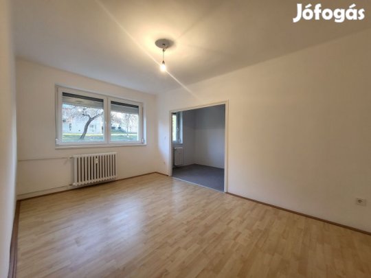 Komlón teljesen felújított magasföldszinti téglalakás