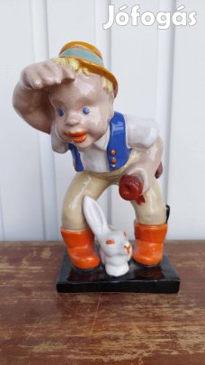 Komlós, nagyobb kerámia szobor