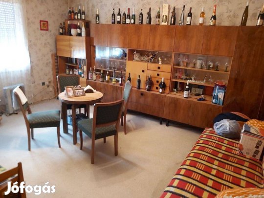 Komlóstetőn eladó felújítandó családi ház csendes utcában,nagy