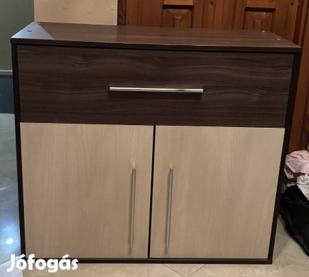 Komód, pelekázó szekrény polccal