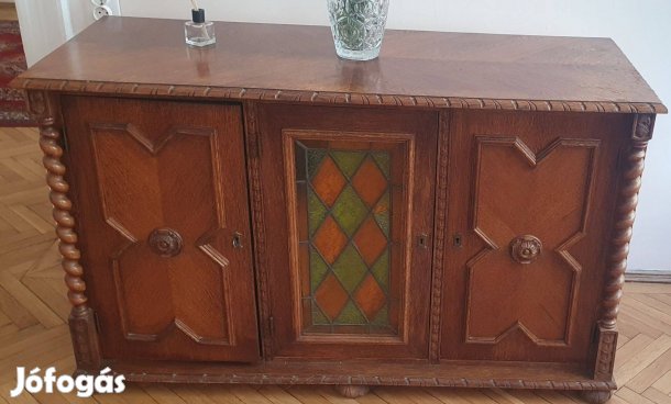 Komód sérült ólomüveg betéttel