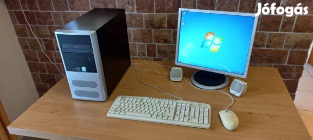 Komplett asztali számítógép monitorral és minden kiegészítővel