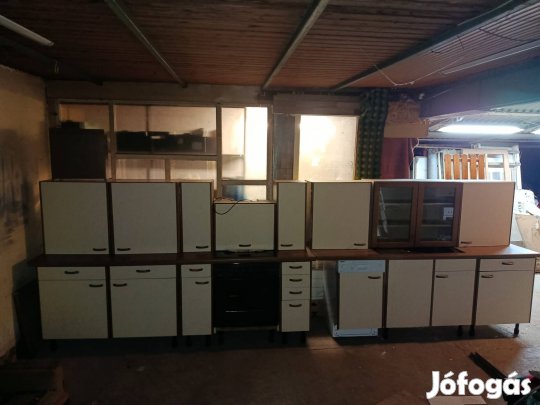 Komplett konyha gépekkel 