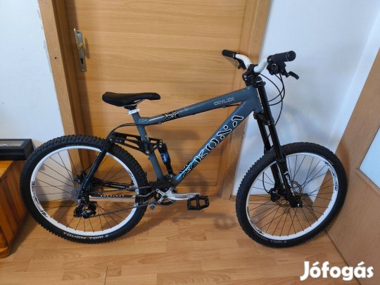 Kona Coiler Dh kerékpár