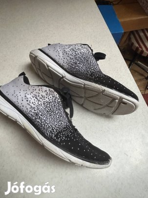 Könnyű sportcipő 42-s
