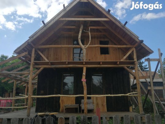 Könnyűszerkezetes faház építése vörösfenyőből
