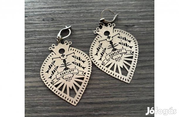 Konplott lógós fülbevaló