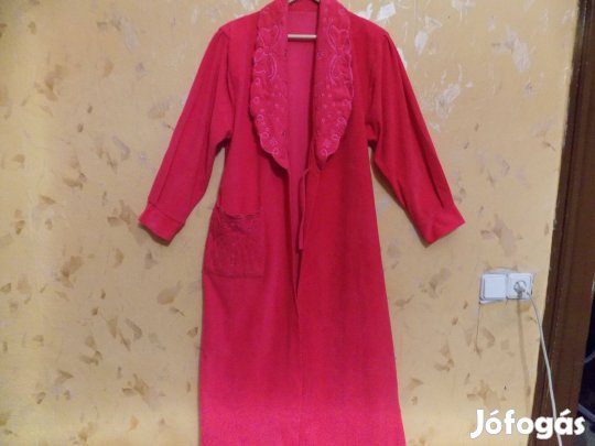 Köntös piros színbe, bársony anyagú, kényelmes viselet