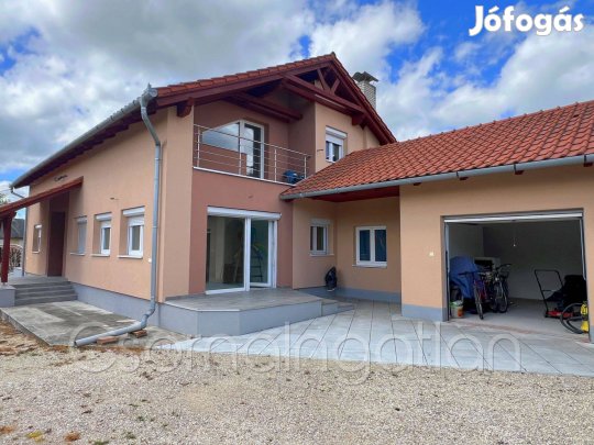 Kóny - 2 lakrészes családi ház üzlethelyiséggel eladó