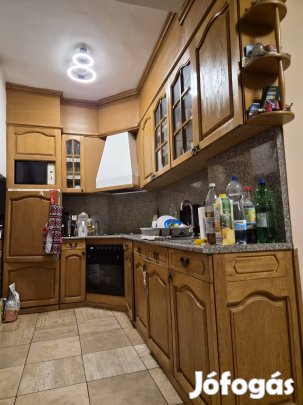 Konyha gépekkel együtt. 