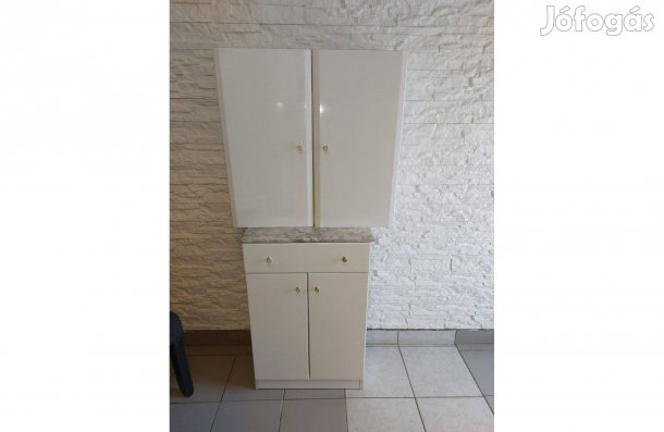 Konyha vagy fürdőszobaszekrény 1 alsó + 2 db felső. Márvány lappal
