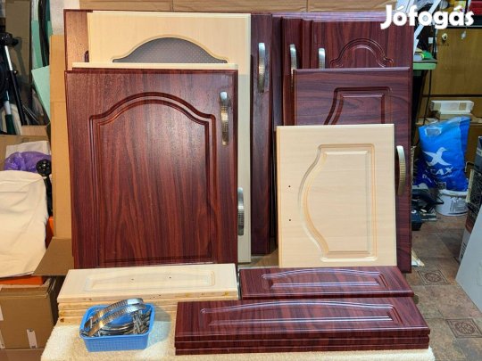 Konyhaajtók és fiókelőlapok, konyhafelújításból, machagóni és juhar