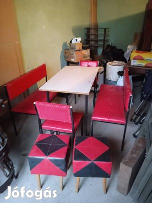 Konyhába, teraszra, ebédlőbe asztal padokkal, székekkel