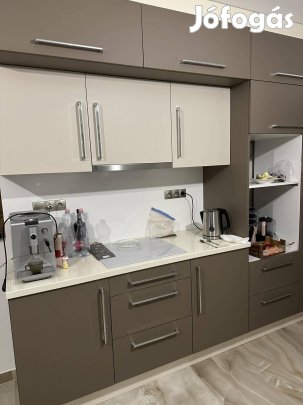 Konyhabútor 3 m-es falra 2 oldalra szigettel