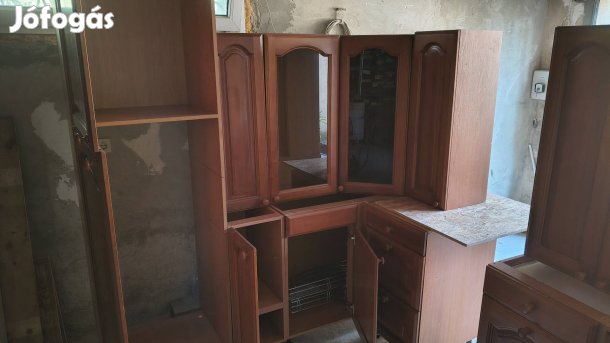 Konyhabútor fa ajtó ajtóval