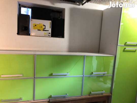 Konyhabútor felső elemei 4db+2db állószekrény