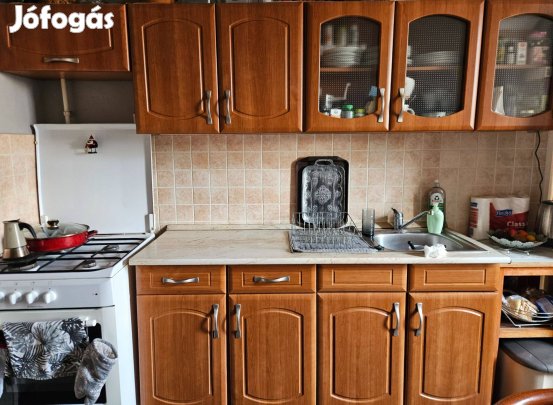 Konyhabutor mahagóni színű