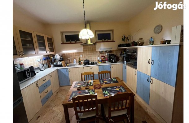 Konyhabútor páraelszívóval és gránit mosogatóval